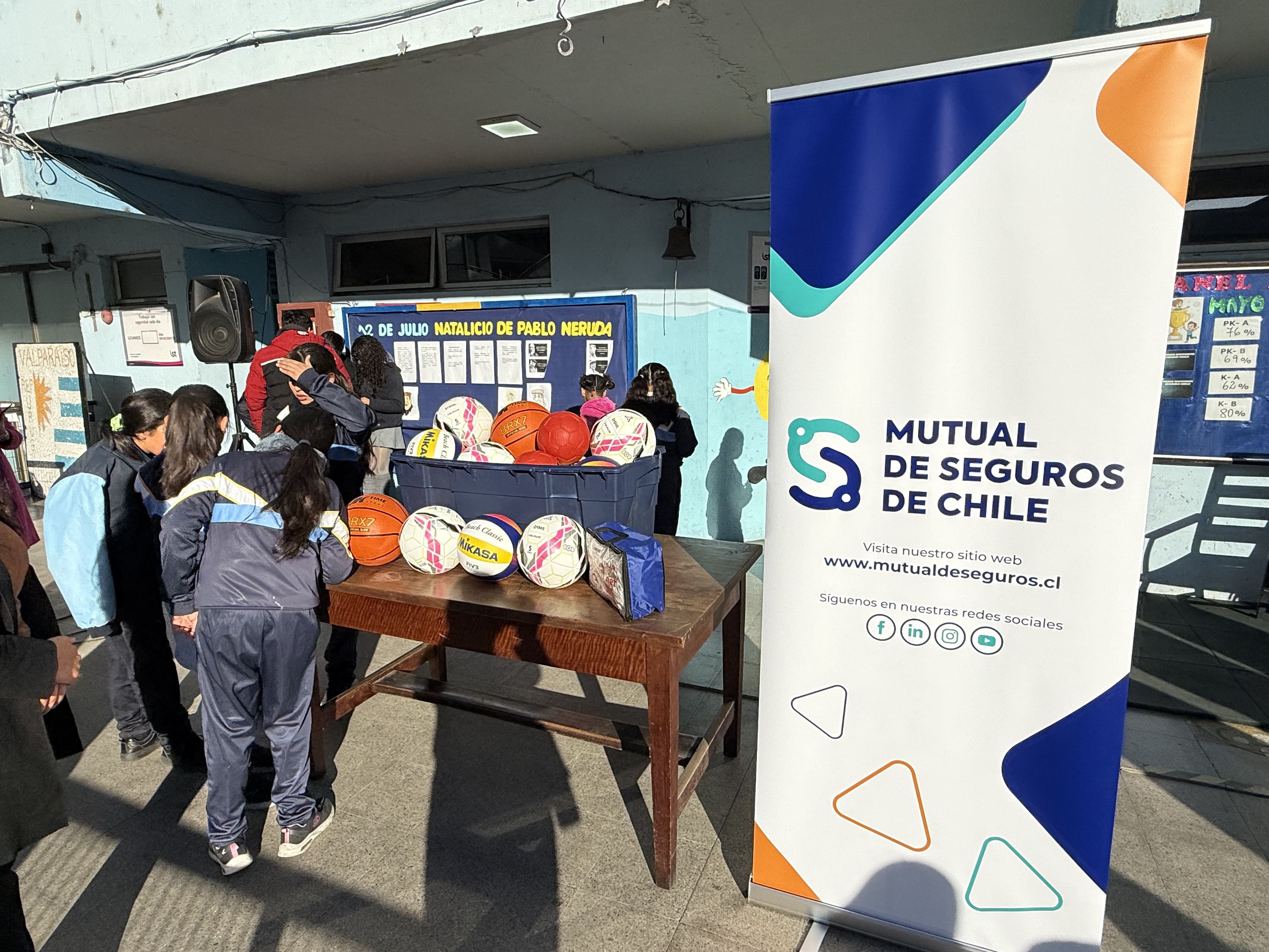 Impulsamos la vida saludable con donación de implementos deportivos en la Escuela República de Uruguay de Valparaíso